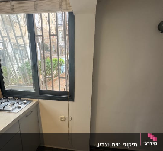 קירות פנים צבועים בגוון בהיר בפינת מטבח
